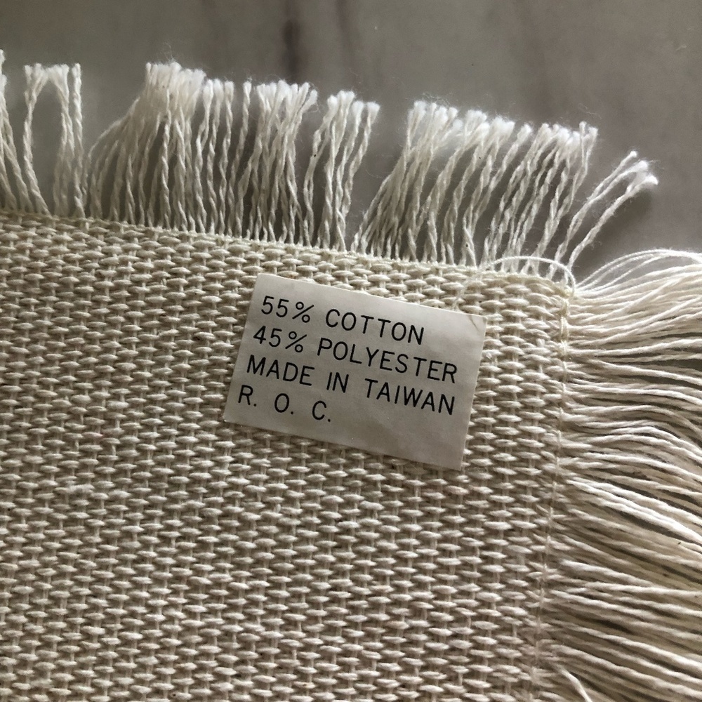 SET OF 4 BEAUTIFUL CREAM COLORED PLACEMATS WITH FRINGE NWOT - Picture 6 of 6